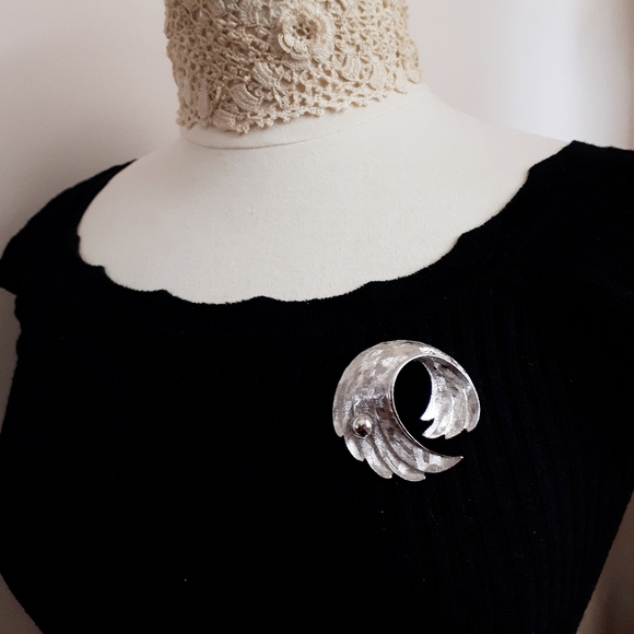 Vintage silver tone swirly design pin brooch. Gift - Picture 4 of 10